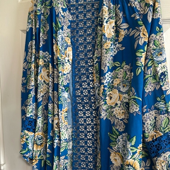 ODDI "CHECK OUT THE BACK" BLUE FLORAL BUTTON DOWN TOP Size Small - Picture 9 of 13